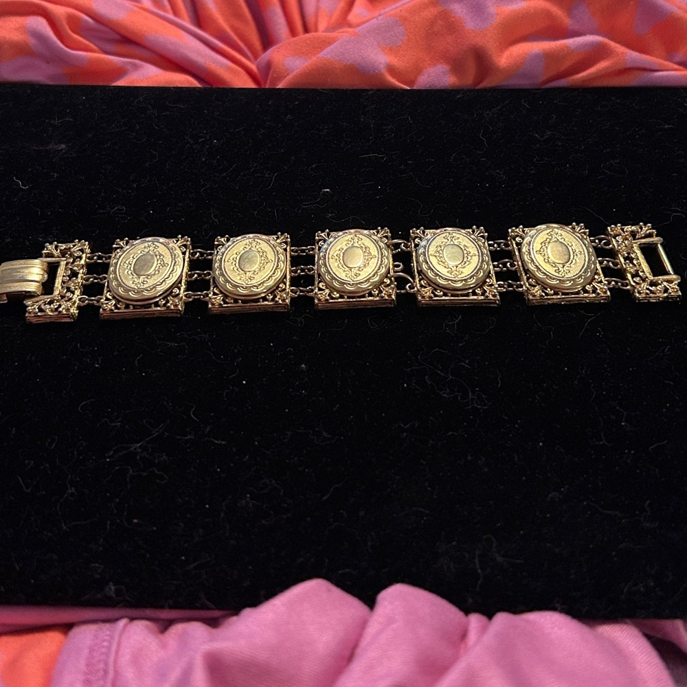 ART CO. locket bracelet gold tone . - Picture 8 of 9